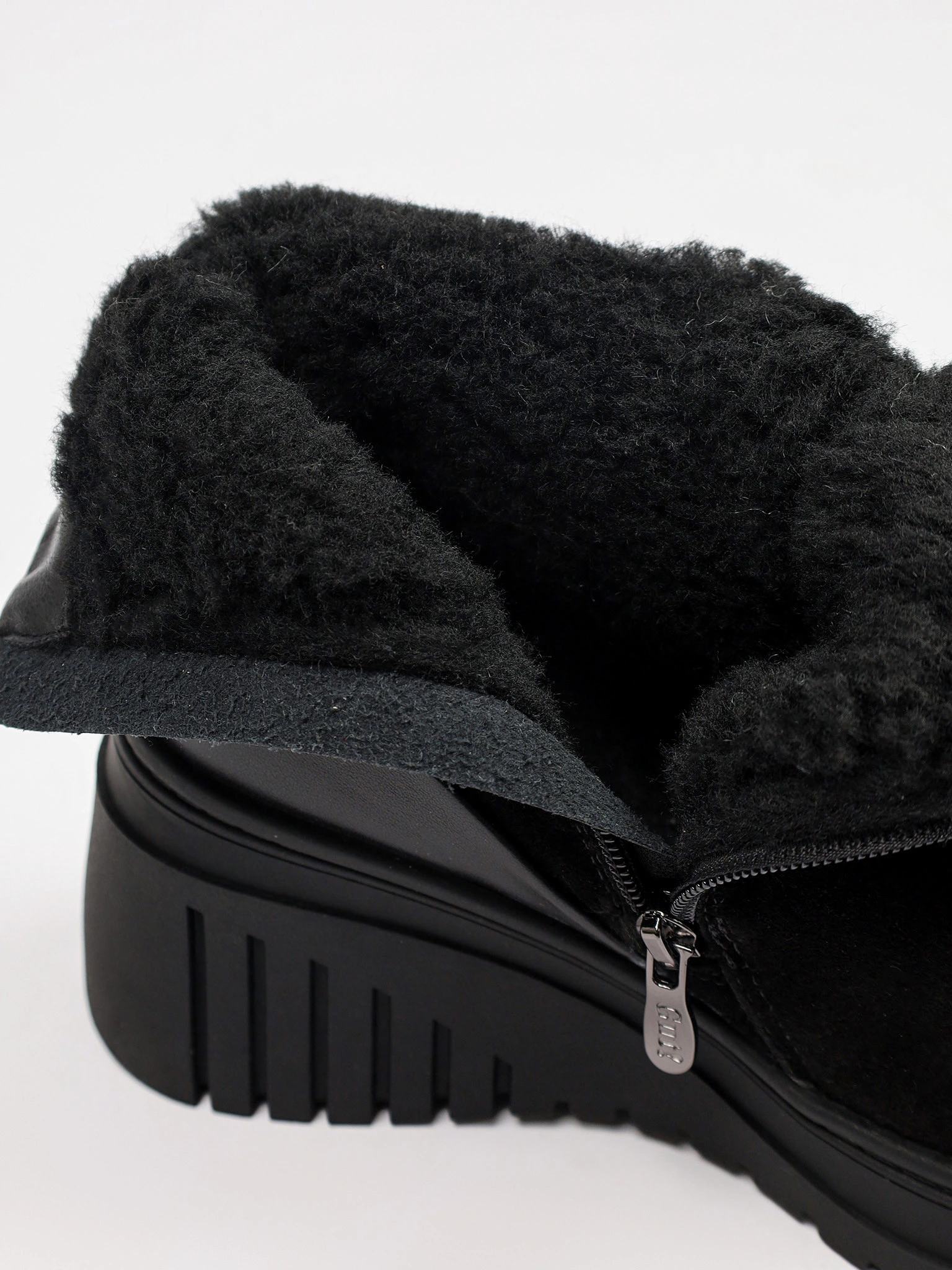 Ботинки черного цвета на высокой танкетке